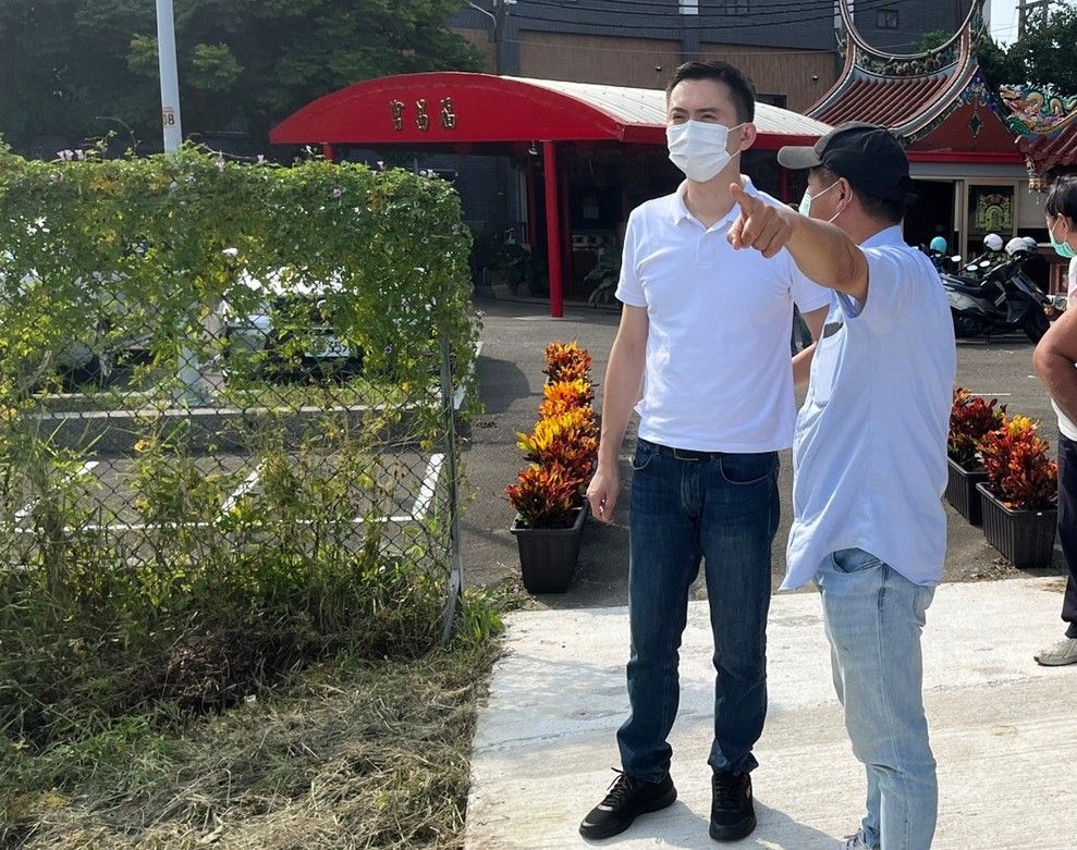 ▲針對竹北市不少重劃區公設保留地缺乏管理導致雜草叢生，竹北市長候選人鄭朝方會勘後認為可以活化管理開放休憩。（圖/鄭朝方團隊提供）