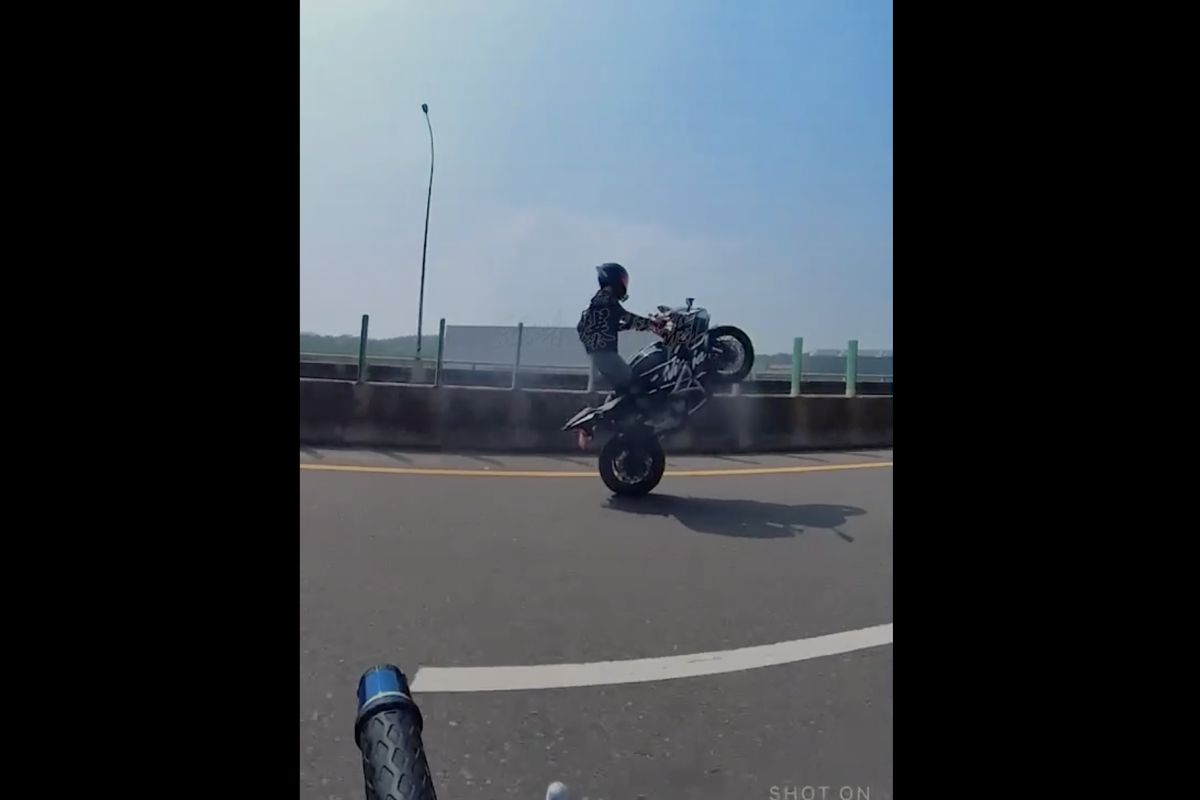 ▲台61線西濱公路桃園觀音路段，日前有位重機騎士在內線車道「翹孤輪」狂飆。（圖／翻攝自記者爆料網）