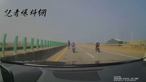 ▲台61線西濱公路桃園觀音路段,日前有位重機女騎士在內線車道「翹孤輪」狂飆,旁邊還有友人護駕同行。(圖/翻攝自記者爆料網) ▲台61線西濱公路桃園觀音路段,日前有位重機女騎士在內線車道「翹孤輪」狂飆,旁邊還有友人護駕同行。(圖/翻攝自記者爆料網)