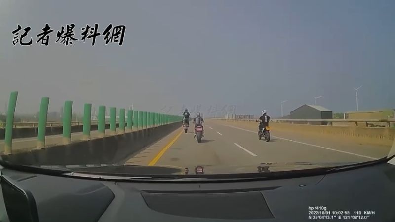 ▲台61線西濱公路桃園觀音路段，日前有位重機騎士在內線車道「翹孤輪」狂飆，旁邊還有友人護駕同行。（圖／翻攝自記者爆料網）