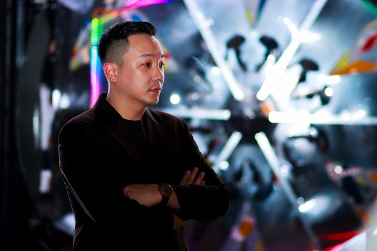 ▲2022台灣設計展在高雄中青年局所策畫的青春雙展區，民眾發現青年局長張以理也是參展者。張以理指出，當代青年在「行動媒體至上」的世界成長，科技已成為他們的第六感。（圖／高市府青年局提供）