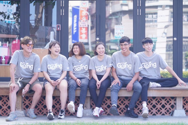 ▲王惠美的競選潮Ｔ印著We&rsquo;re Going，乍看像大學生的班服或社團服。（圖／王惠美競總提供，2022.10.03）