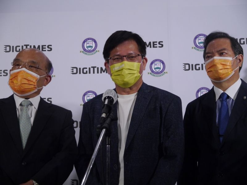 ▲林佳龍出席「大肚山產業跨域創新高峰論壇」，受訪拜託侯市長幫忙協助選前之夜及其他假日體育場館場地租借。（圖 ／記者吳嘉億攝，2022.10.03）