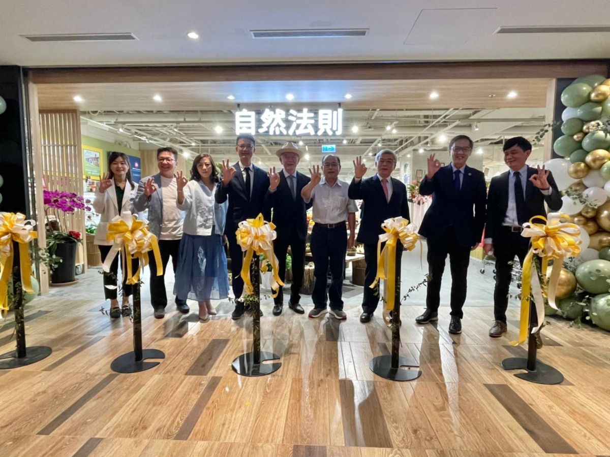 ▲看準健康生活商機，特力總裁何湯雄攜手食療專家、自然法則健康三好市集創辦人王明勇，打造300坪全台最大健康生活市集。（圖／特安康提供）