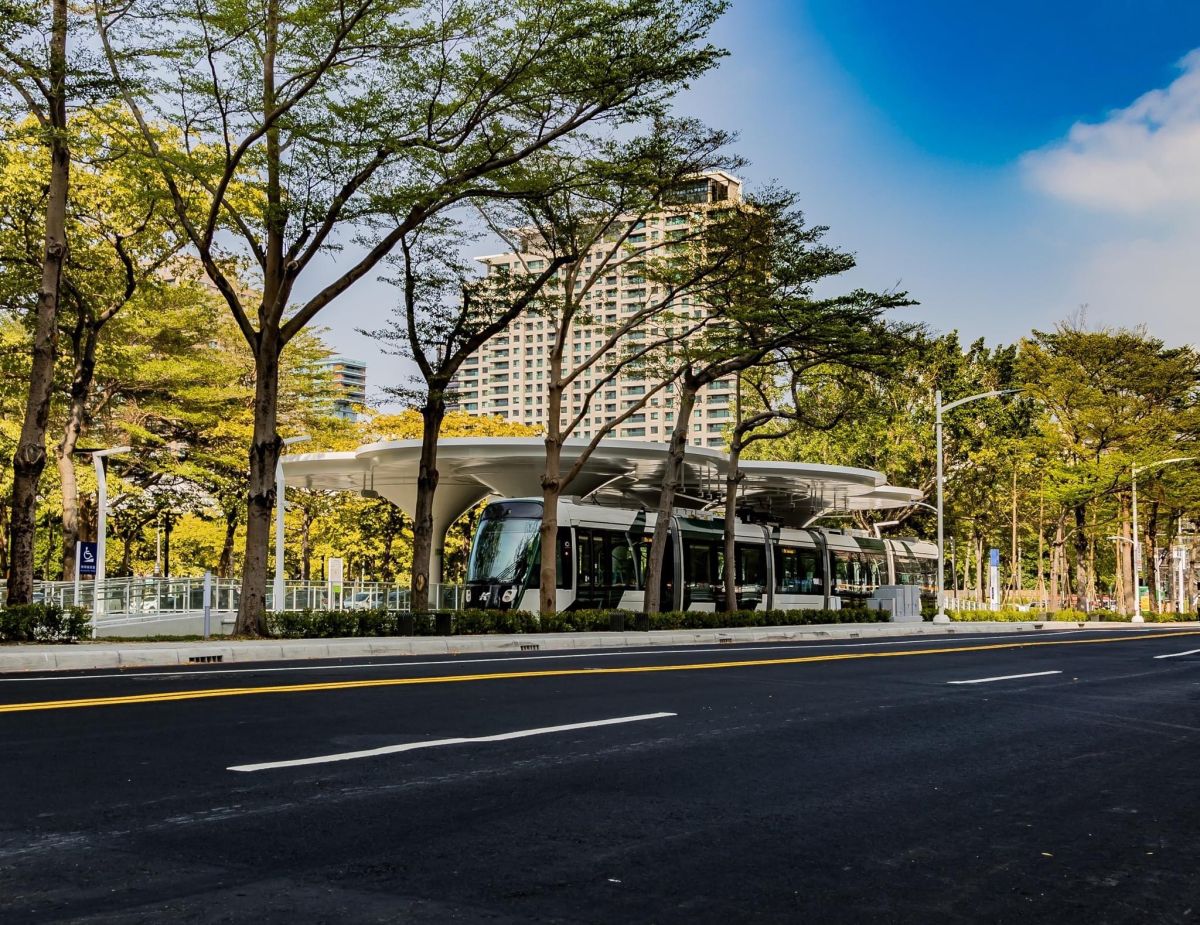 ▲高雄輕軌在10月5日，就要將通車路段再延伸經高雄美術館園區至C24愛河之心站。（圖／高雄市政府提供）