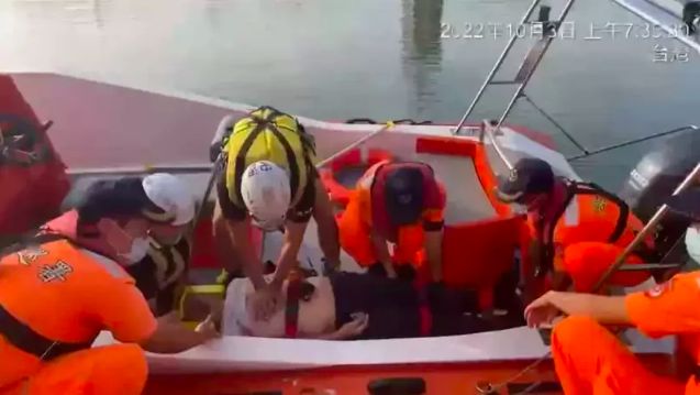 ▲台中港務消防隊獲報，將落海的男子救上岸並實施CPR搶救，但他送醫後仍宣告不治。（圖／翻攝畫面）