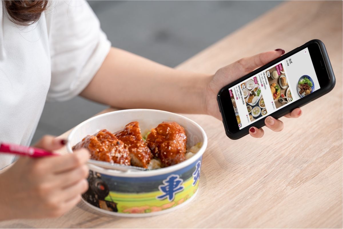 ▲ foodpanda、Uber Eats 在10月推出不少美食、雜貨外送優惠，《NOWnews今日新聞》幫讀者整理好優惠代碼，美食最多省200元，雜貨折250元。(圖／官方提供)