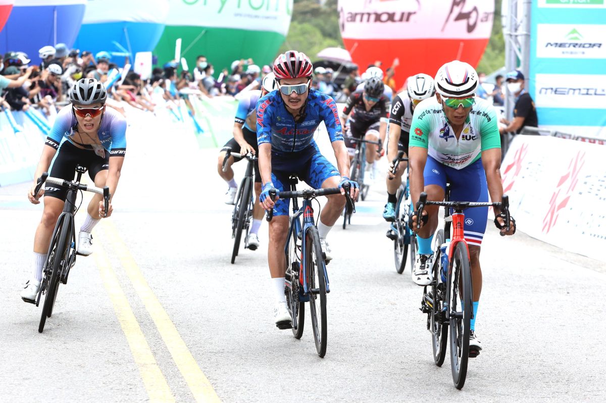 ▲馮俊凱(前)搶下藍衫。自由車協會提供