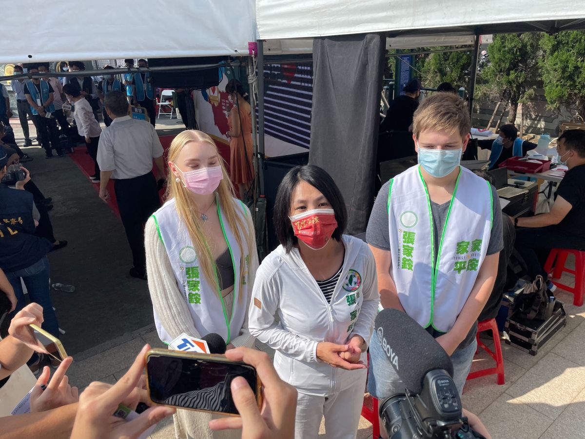 ▲中市議員張家銨身邊多了兩位「外國觀選員」，體驗議員生活以及感受臺灣特殊的選舉風貌(圖／張家銨服務處提供2022.10.3)