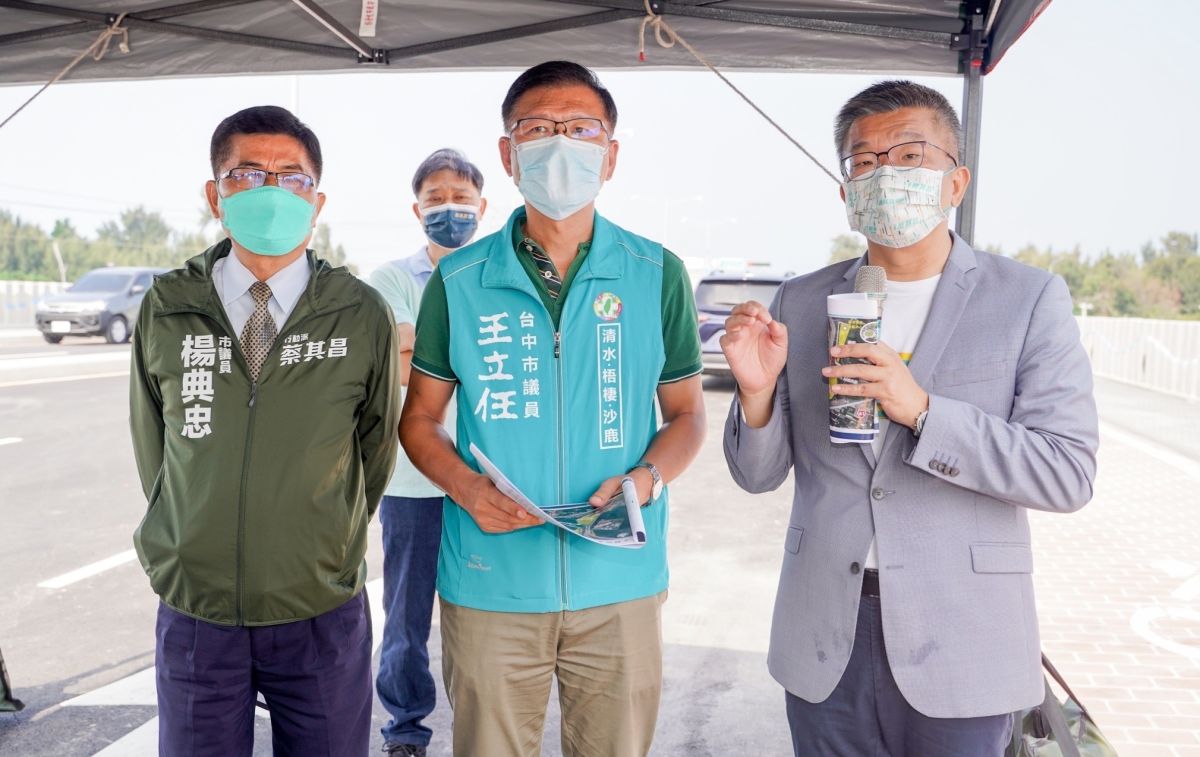 ▲蔡其昌會勘清水濱海橋，被媒體問及「像澤倫斯基」的話題。（圖／蔡其昌競總提供，2022.10.03）