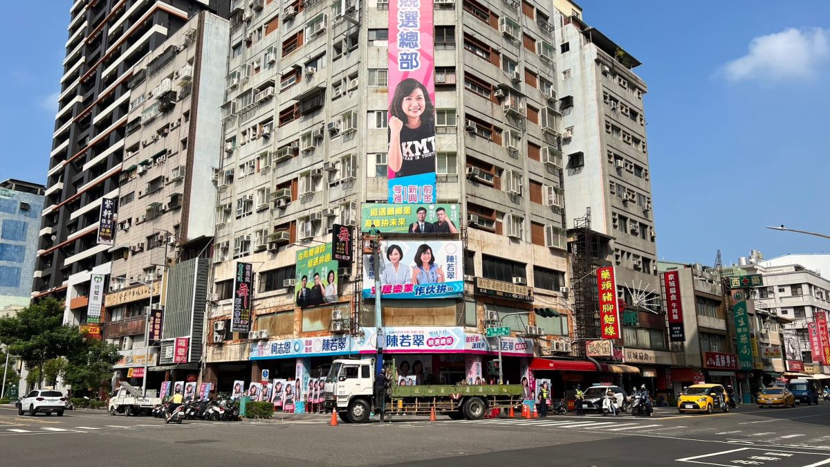 ▲高雄市前金區三川里里長莊晉勳日前懸掛與陳其邁合體的「挺邁顧鄉里，高雄拚未來」看板，現場卻遭市議員陳若翠團隊阻擋險爆衝突，直到今（3）日才順利掛上。(圖／川里里長莊晉勳提供)