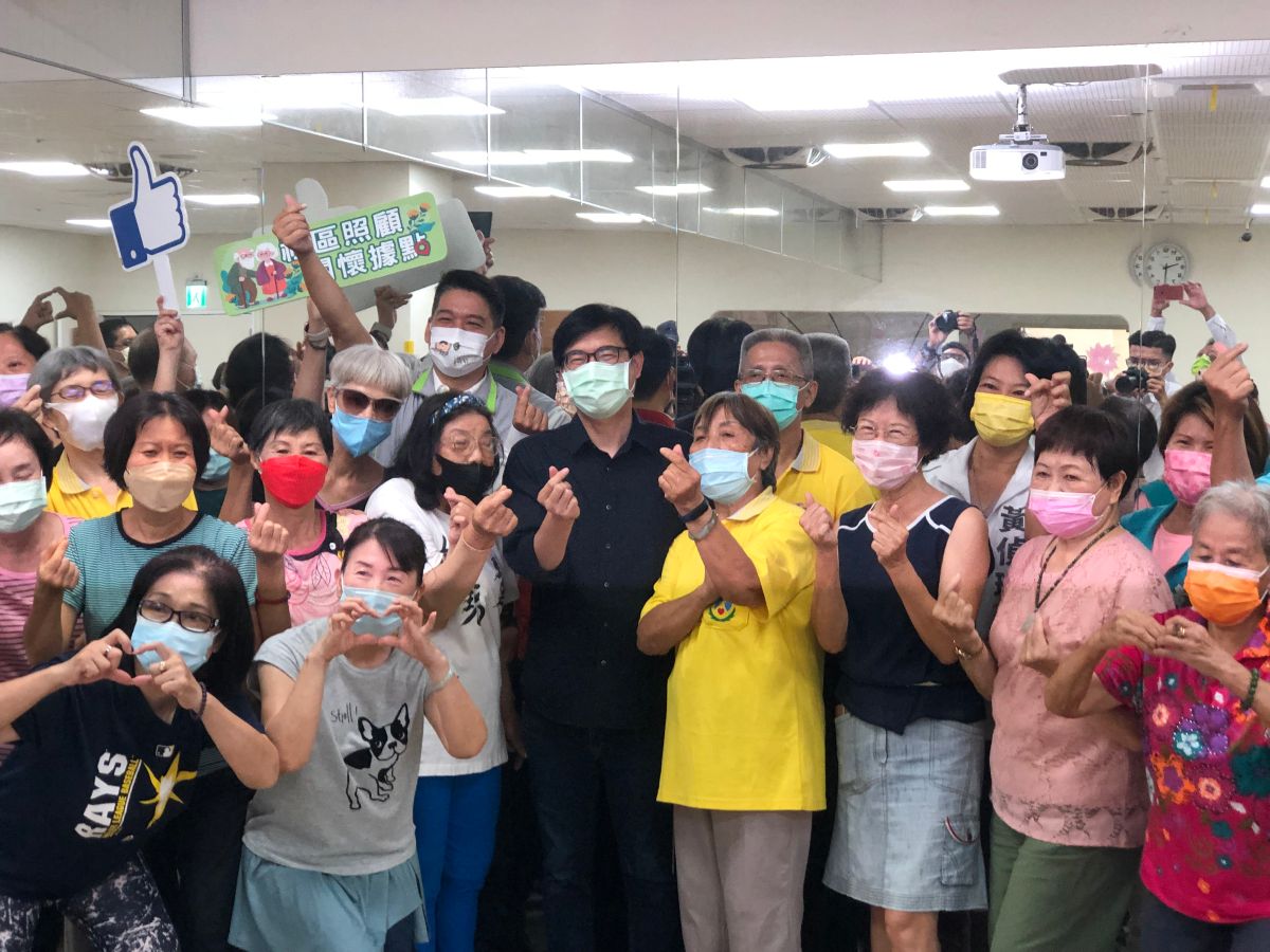 ▲高雄市議會通過「高雄市弱勢族群投保微型保險自治條例」，市長陳其邁表示，希望透過公私協力一起協助經濟弱勢家庭投保微型保險，，使其生活更加有保障。（圖／NowNews資料照片）