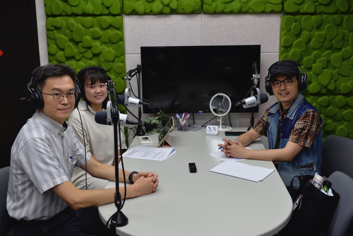 ▲衛生福利部首度以Podcast溝通善終三法，打造全新Podcast節目《遇見，預見》。由左至右為亞東醫院院長邱冠明、世新廣播電視電影學系廣播組學生吳旻娟。（圖／聲浪提供）