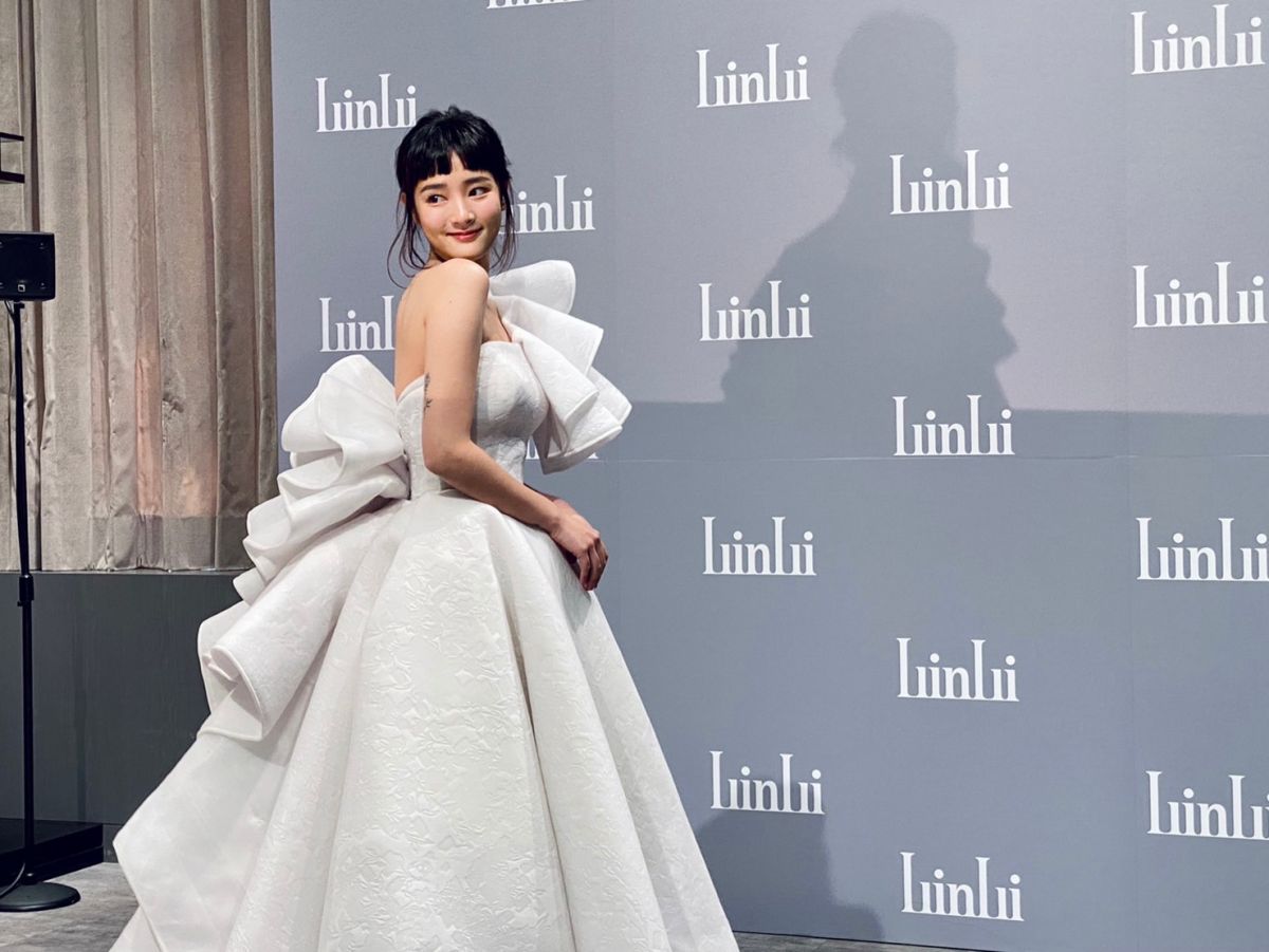 ▲台北電影節影后王淨穿上LinLi Boutique林莉婚紗「全球首見環保婚紗」，性感露出香肩與美背，直說「哪裡漂亮就露哪裡」，笑稱沒有哪裡不能露；林莉老師則大讚王淨「有本錢露，但我沒讓她露」。（圖／記者蕭涵云攝）