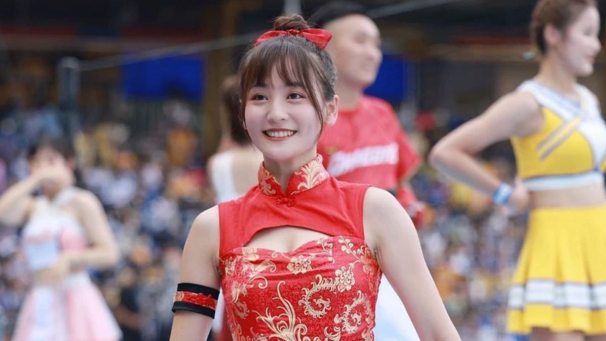 ▲味全龍啦啦隊的正妹成員拉拉，PO出幾張性感照片，小小露出事業線。（圖／翻攝自拉拉IG）