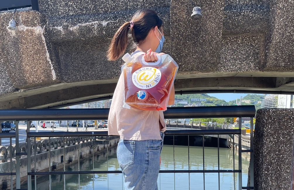 ▲手搖飲「初韻」曾於中秋節推出「豪飲版四季春」，被網友笑稱「好像是尿袋」。還沒迎接萬聖節，再度推出縮小版的「好韻豪飲袋」，這次更裝入銷售排行榜常勝軍的好韻紅，業者還自嘲被同事笑說「根本是血尿」，真不虧是打造出加爆7種料的「亂七八糟」手搖飲品牌，創意無限。（圖／初韻提供）