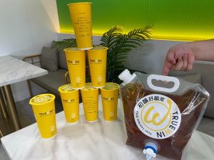 手搖飲萬聖節開賣「血尿」豪飲袋 網笑:想喝亂七八糟了 ▲「好韻豪飲袋」總容量超過7杯,10/3全台門市開賣。(圖/初韻提供)