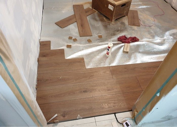 ▲專家表示更換木地板可改變家中氛圍，但建議先評估地面是否適合更換。（圖／信義居家、采金房室內裝修設計）