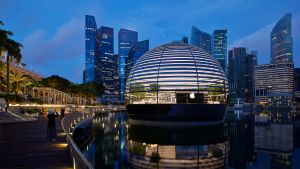 ▲蘋果公司在2020年疫情爆發後，首度在新加坡開幕「Apple Marina Bay Sands」，外觀以球體形狀漂浮在水上，此家店面更是Apple公司首創「全球第一間漂在水上的apple store」，在這三年成為新加坡最具代表性的新標的。（圖／翻攝自蘋果公司官網）