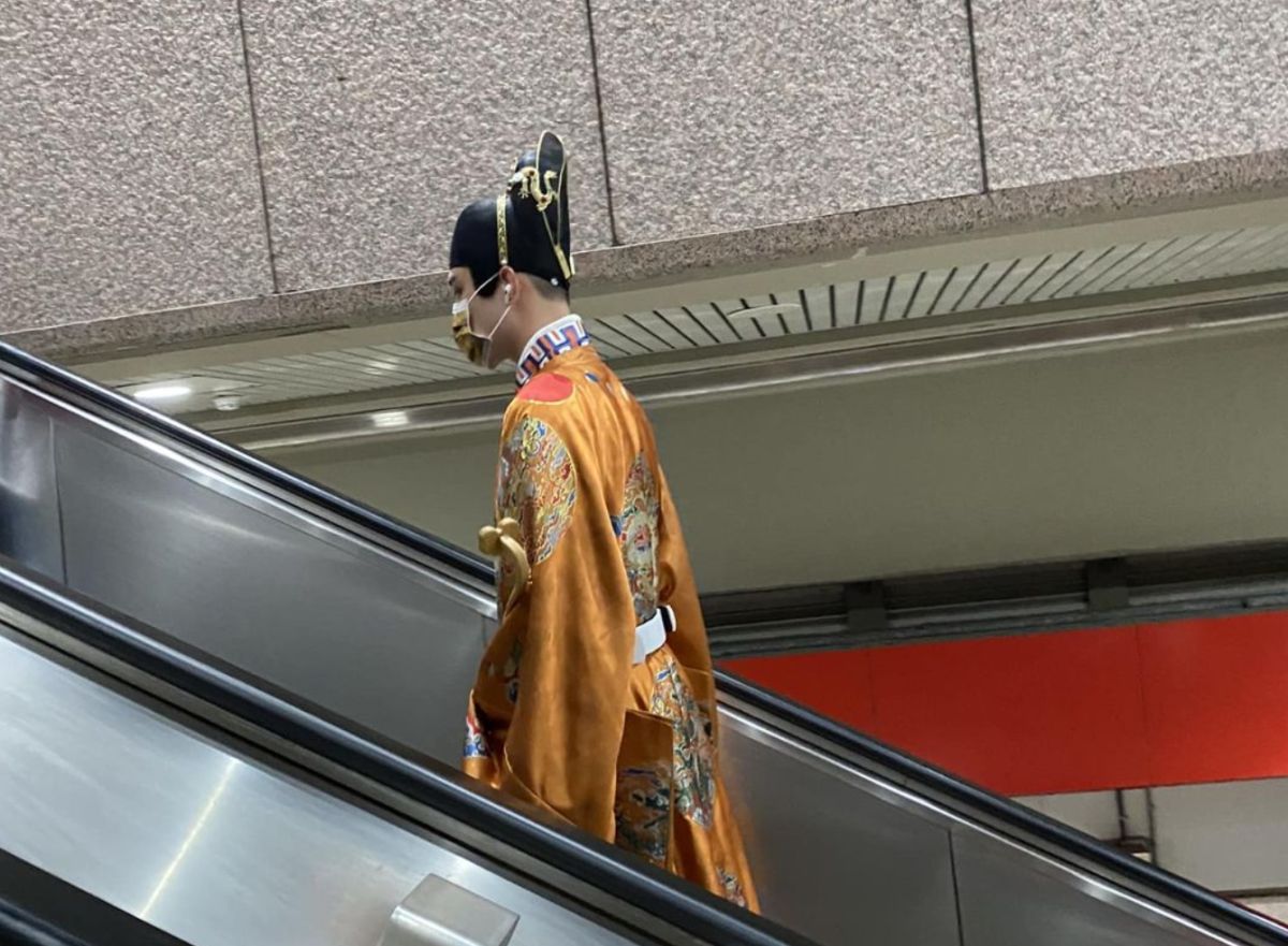 ▲網友日前搭捷運時遇到一位穿著明代皇帝服飾的男子，引起廣大熱烈討論。（圖/路上觀察學院）
