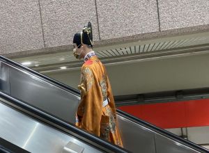 獨／搭捷運驚遇「明朝皇帝」！本尊找到了　質感穿搭超強
