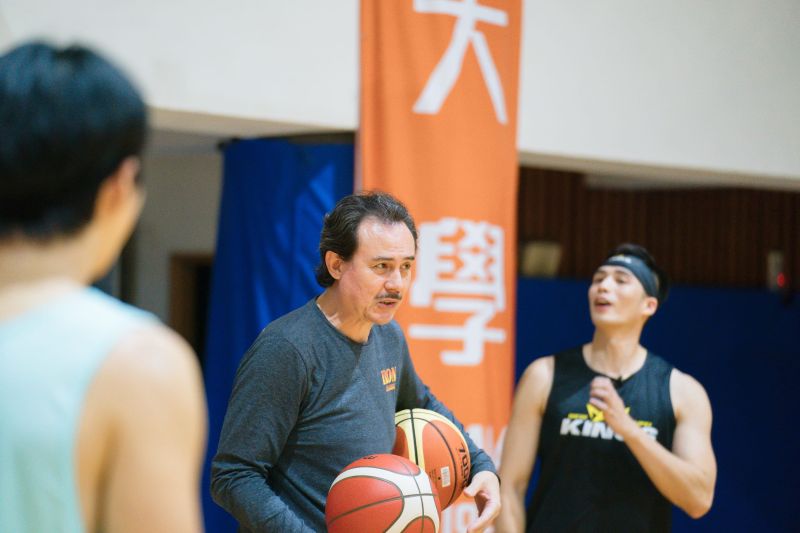 星光籃球對抗賽　錢薇娟與鄭志龍豪賭輸贏300份雞排
