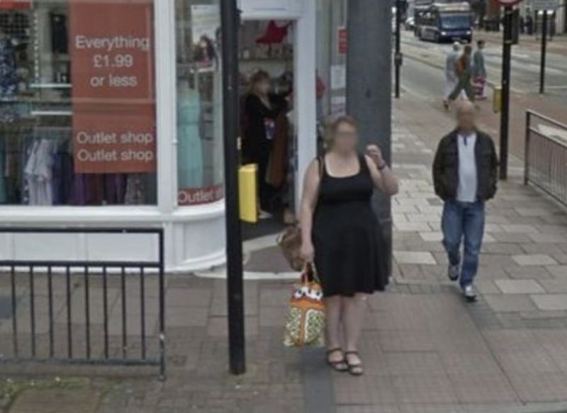 ▲英國一名女子莉安卡特賴特（Leanne Cartwright）2018年時被Google街景拍到。（圖/翻攝英國鏡報）