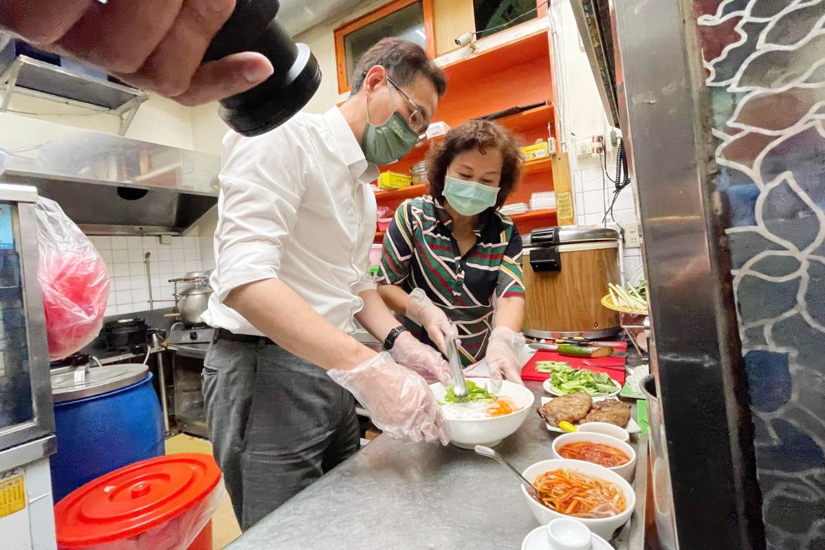 ▲鄭運鵬參選以來勤走基層，誓言融合桃園多族群、多元文化，讓桃園成為台灣的心臟。（圖／民進黨提供）