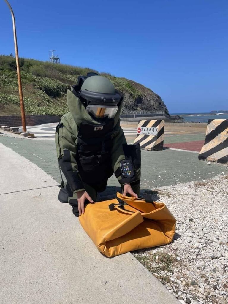 ▲澎湖奎壁山番沙尾附近沙灘驚見一枚「未爆彈」，澎湖防衛指揮部未爆彈處理小組獲報後立即前往處理。（圖／澎湖防衛指揮部）