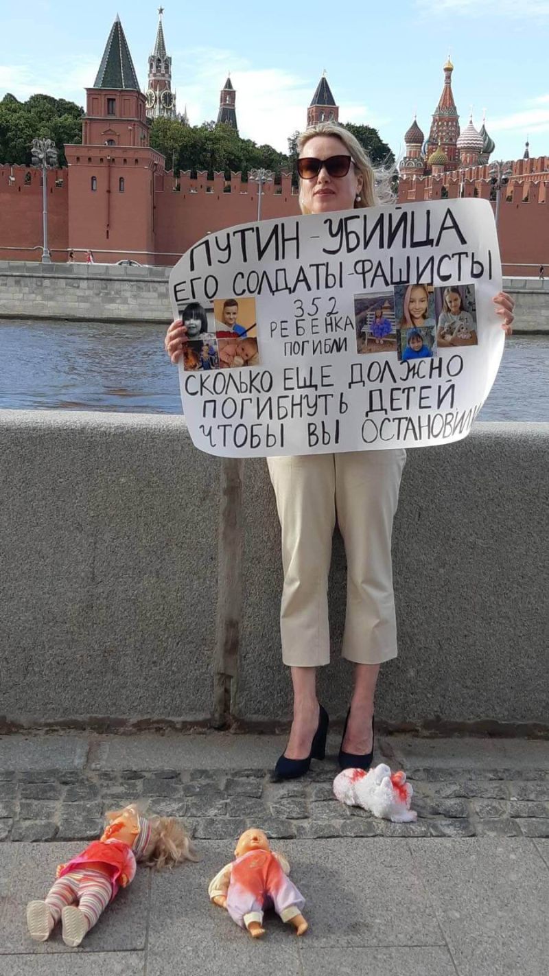 ▲奧斯雅尼可娃7月中旬在克里姆林宮附近舉牌示威，10日她被控散步不實俄軍訊息，最高恐蹲10年苦牢。（圖取自奧斯雅尼可娃臉書facebook）