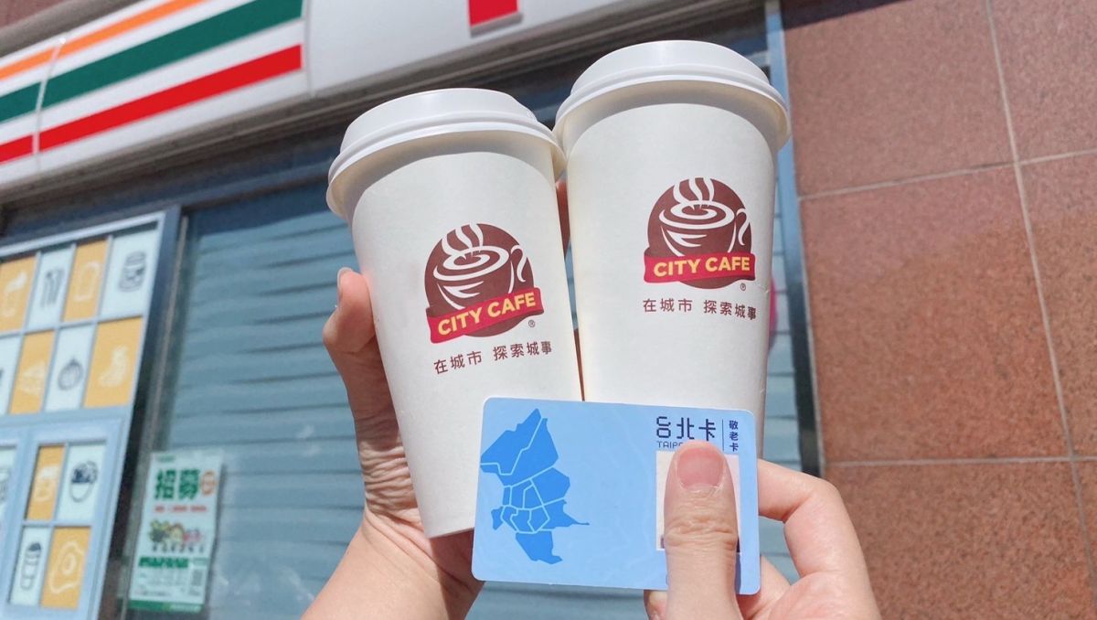 ▲7-11推出敬老優惠，儲值當筆購物可享大杯熱美式、燕麥飲等買1送1優惠。（圖／業者提供）