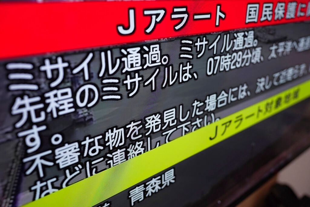 ▲北韓10月4日試射一枚飛越日本上空的彈道飛彈，讓日本政府時隔約5年再度透過全國瞬時警報系統（J-Alert）發布警報。（圖／美聯社／達志影像）