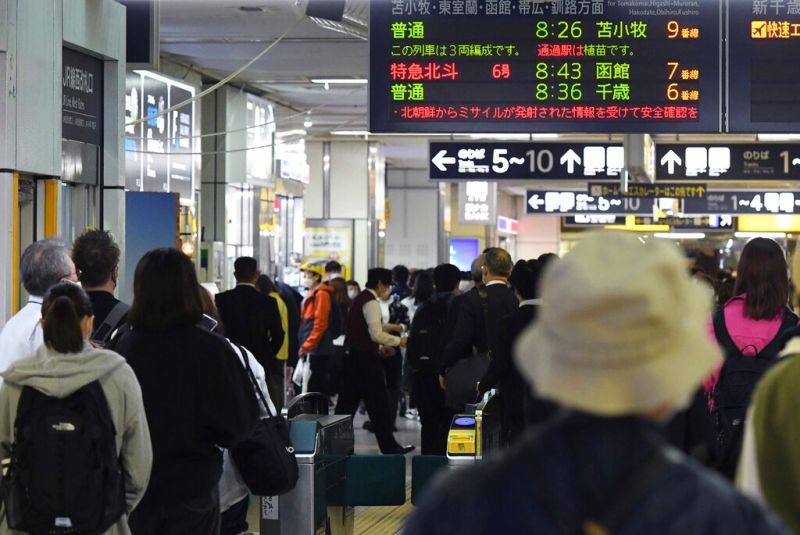 ▲日本東海道新幹線今天下午1時左右停電，造成往來東京站到新大阪站雙向列車停駛，影響不少旅客既定行程。工作人員最後在下午5時完成搶修，並在確認安全無虞後恢復全線通車。（圖／美聯社／達志影像）