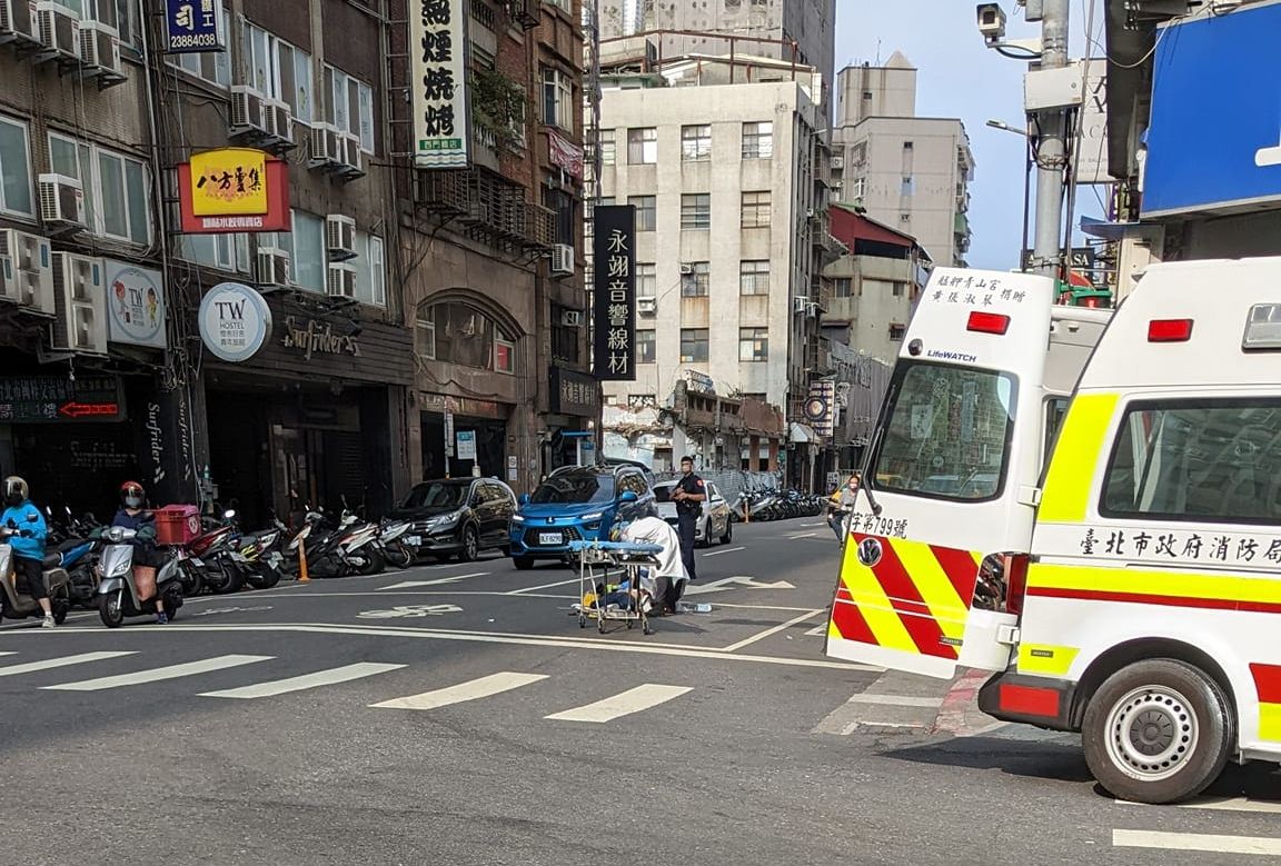 ▲台北市萬華區漢口街、昆明街口，今（4）日早上8點多，一位丁姓男子從住家9樓處墜樓。（圖／翻攝自「重機車友 ❘ 各區路況天氣、資訊分享中心」臉書社團）