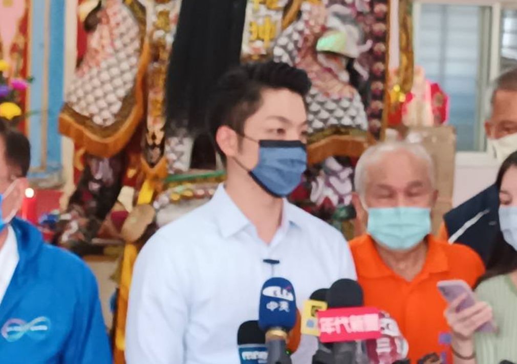 ▲蔣萬安今日參拜社子島坤天亭「恭祝中壇元帥（三太子）聖誕千秋」。（圖／記者余祥攝，2022.10.4）