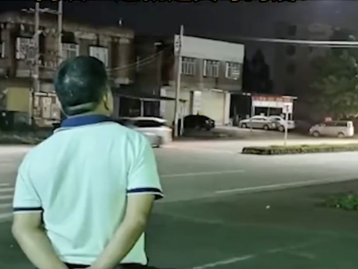 ▲一名父親為了等待女兒回家，在路口等了1個多小時，手上還拿著女兒愛吃的香蕉。（圖／翻攝自牛視頻）