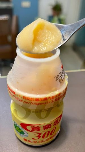 有網友分享養樂多「即將失傳的吃法」。(翻攝Costco好市多 商品經驗老實說臉書社團) 有網友分享養樂多「即將失傳的吃法」。(翻攝Costco好市多 商品經驗老實說臉書社團)