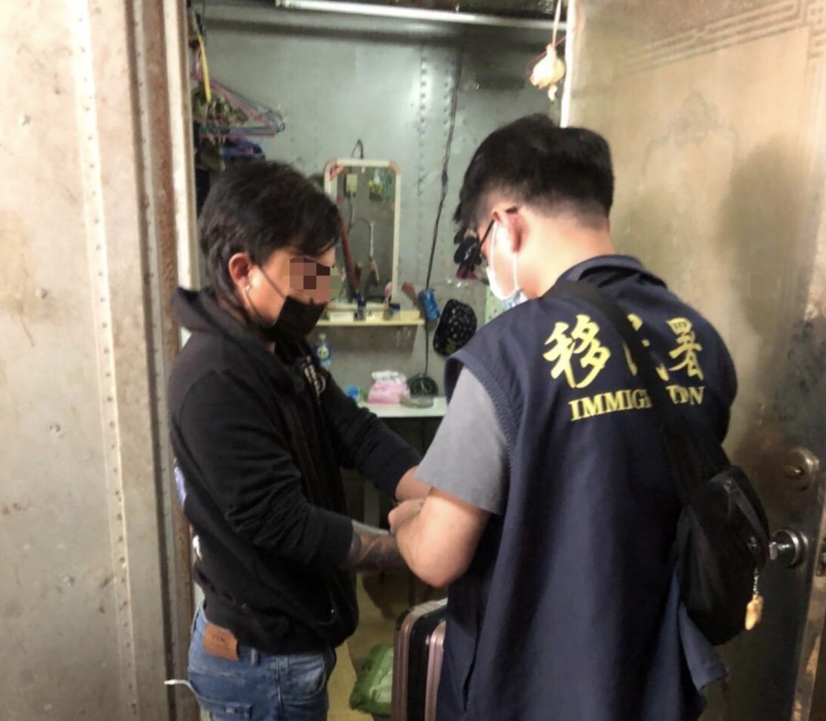 ▲印尼籍阿萬及阿諾2人躲藏遭逮。（圖／移民署）