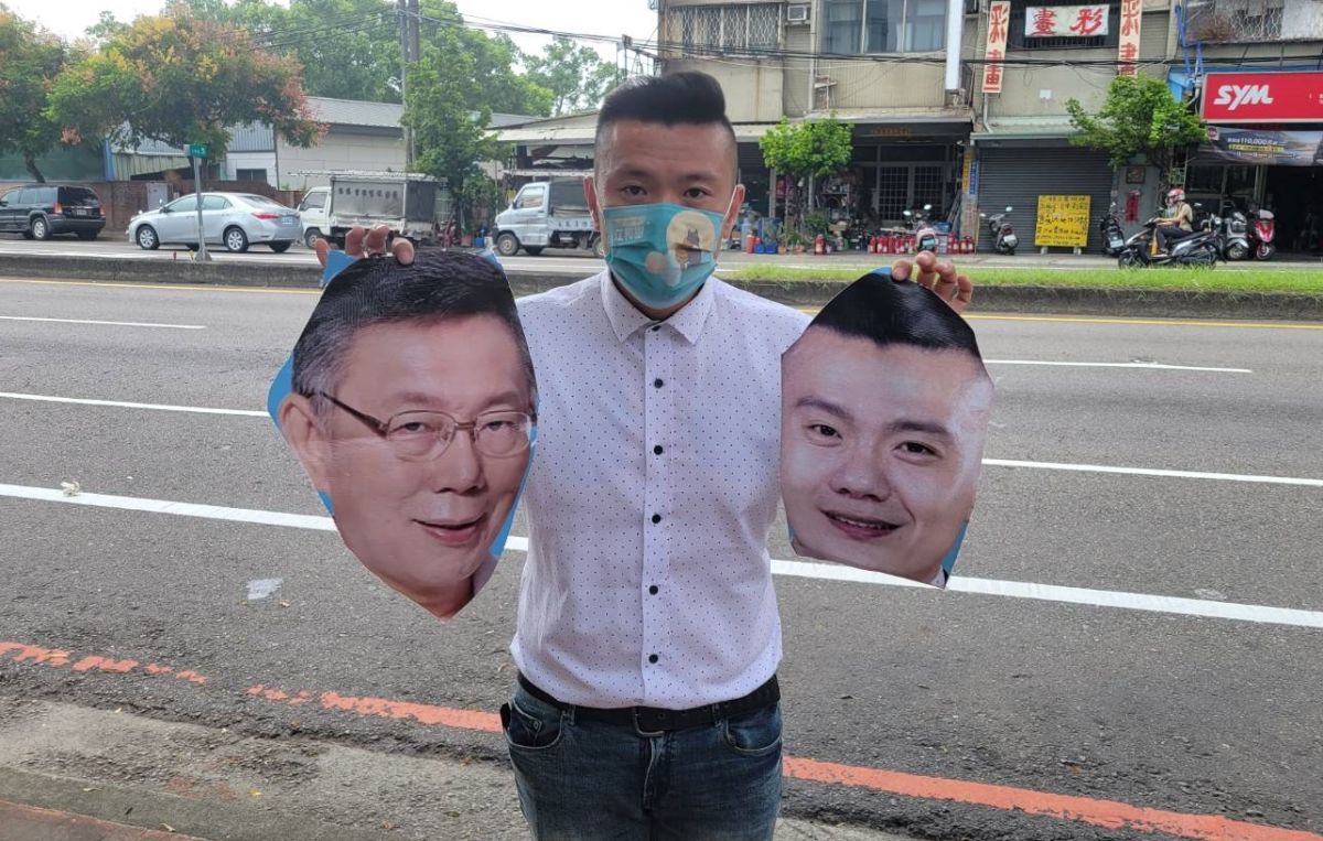 ▲江和樹拎著自已和柯文哲的頭像，感嘆：「選舉不需要搞成這樣吧！」（圖／江和樹提供，2022.10.04）