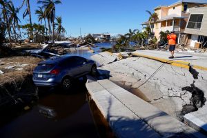 ▲佛羅里達州淹水災情慘重，許多車輛都泡在水中。（圖／美聯社／達志影像）