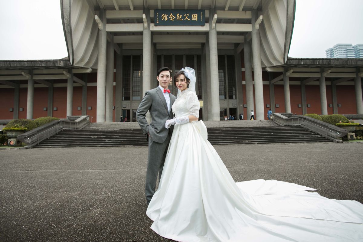 ▲呂紹齊（左）與康茵茵為戲至國父紀念館拍婚紗照。（圖／全民大劇團提供）