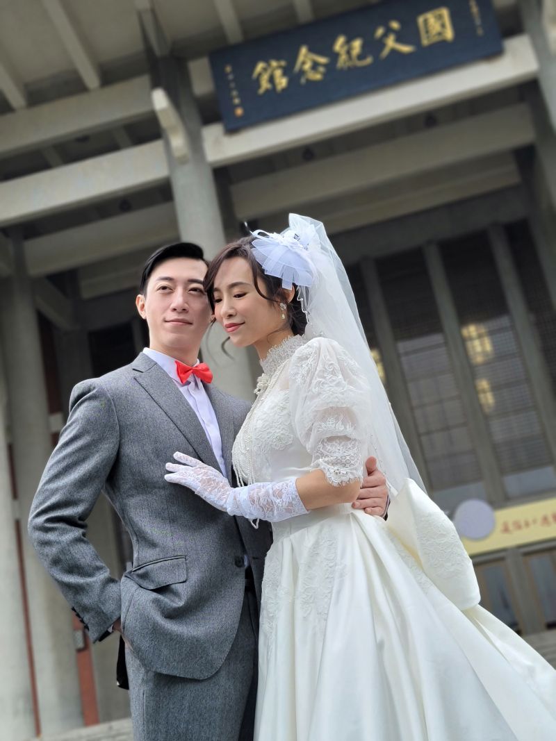 ▲呂紹齊（左）與康茵茵婚紗照姿勢充滿時代感。（圖／全民大劇團提供）