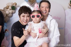 ▲向太（左）與向華強為郭碧婷女兒「小奶皇」辦生日宴。（圖／翻攝自向太微博）