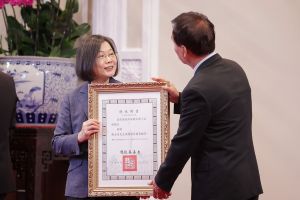 蔡英文致送資政及國策顧問聘書 ▲蔡英文致送資政及國策顧問聘書(圖/總統府提供)