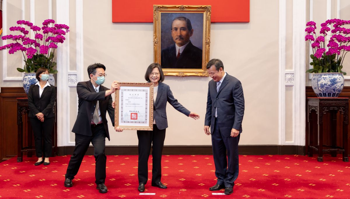 ▲蔡英文致送資政及國策顧問聘書。（圖／總統府提供）