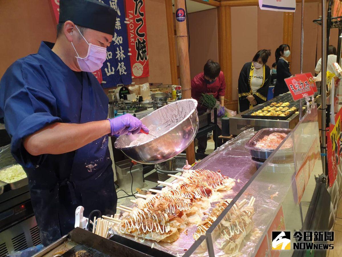 ▲遠東SOGO百貨睽違2年半再辦京都展，看好檔期業績年增13%，針對整體Q4表現審慎樂觀。圖為日本來的職人現場食演大阪卷。（圖／記者許家禎攝，2022.10.4）