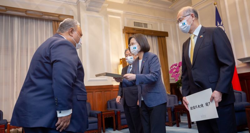 ▲新任帛琉大使歐儒侃向蔡英文呈遞到任國書。（圖／總統府提供）