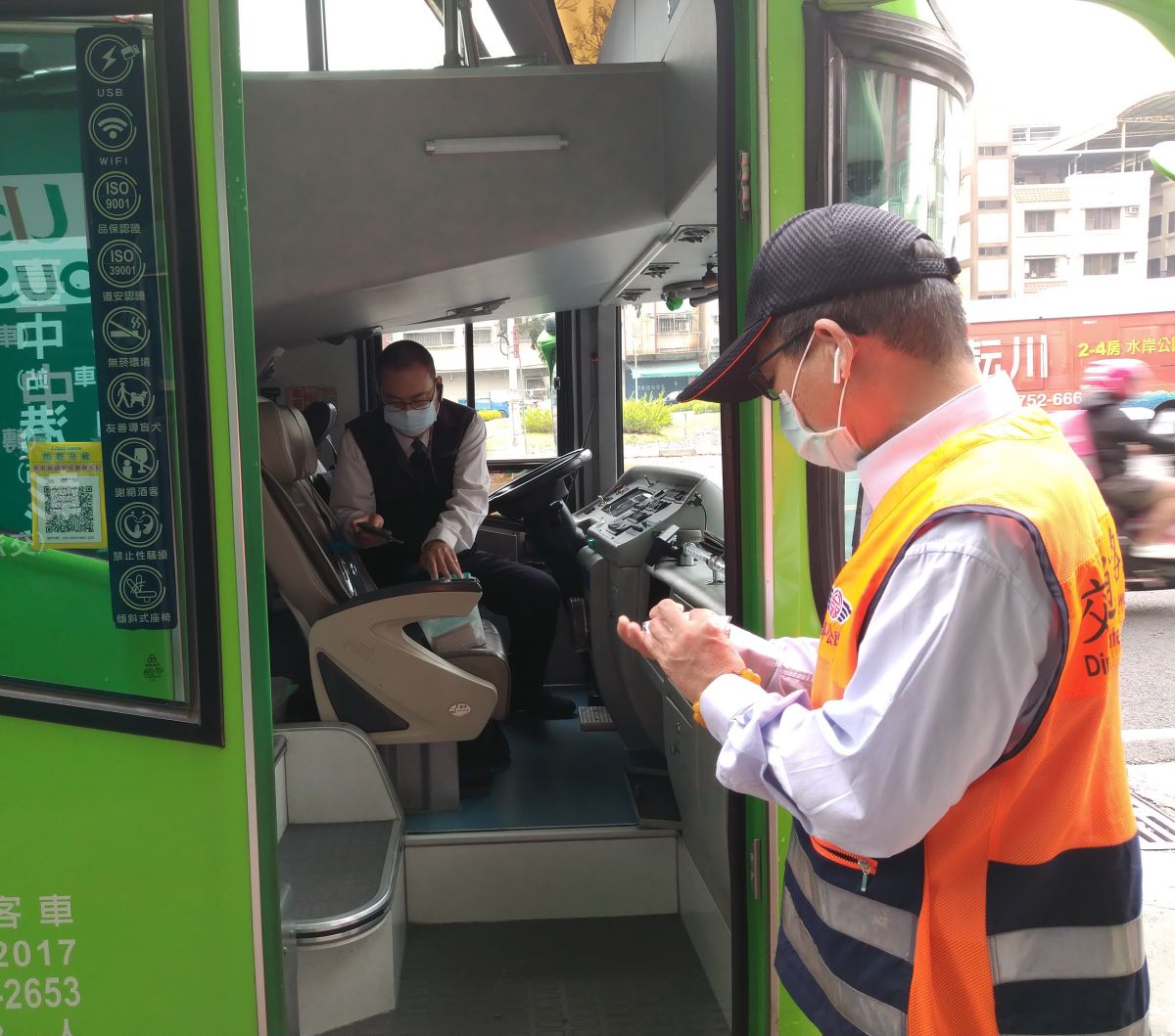 ▲交通部公路總局高雄市區監理所到客運場站督導防疫及疏運安全。(圖／記者黃守作攝，2022.10.04)