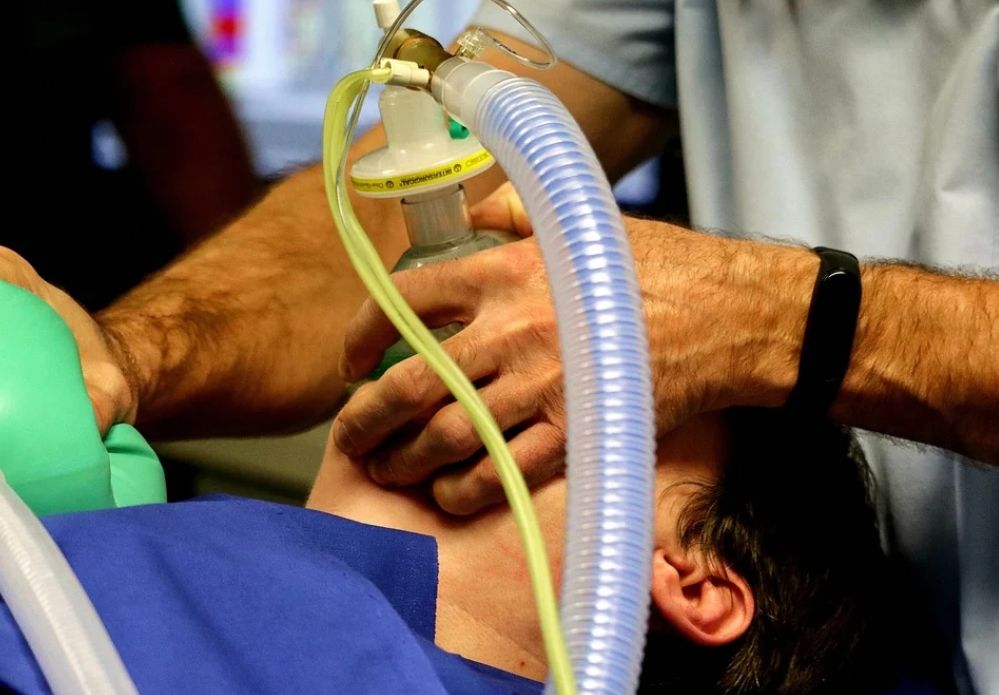 ▲陳姓外包員工，日前協助推送病床工作時，擅自替病人接管，誤把氧氣筒接到病人鼻胃管中，造成該名病患胃臟被撐爆。（示意圖／取自Pixabay）