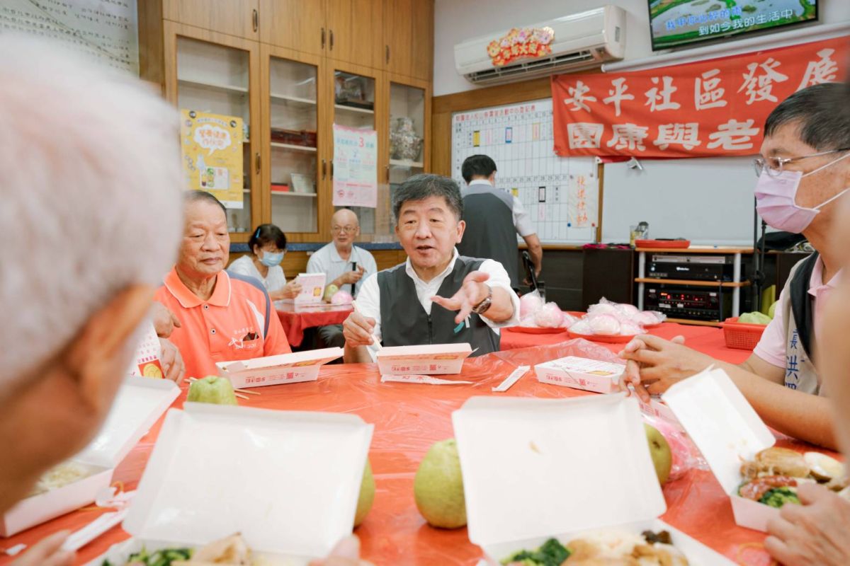 ▲陳時中今日與長輩共餐，承諾未來上任會恢復發放重陽敬老金。（圖／陳時中辦公室提供）